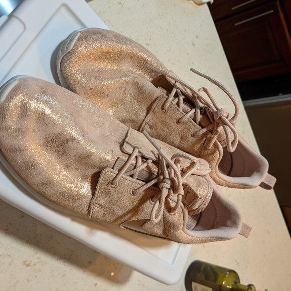 Like new Nike Roshe Premium Rose Gold Women's sneakers 7.5 - Picture 2 of 4